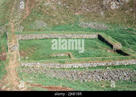 Castle Nick, 39. Milecastle (Typ II). Juni 1974. Überreste einer römischen Verteidigungsfestung, bekannt als Hadrianmauer, die insgesamt etwa 118 km mit einer Anzahl von Festungen, Burgen und Türmchen zurückliegt. Archivscan von einem Dia. Stockfoto