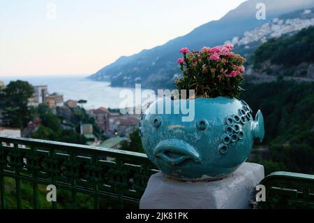 Panoramablick auf Vietri sul Mare, die erste Stadt an der Amalfiküste Stockfoto