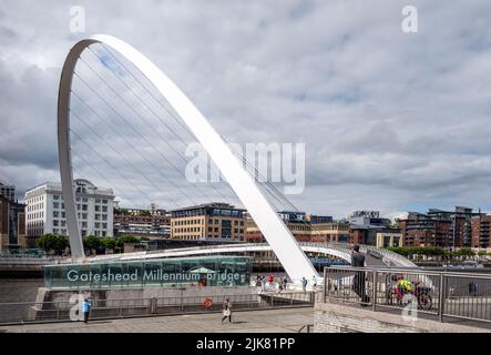 NEWCASTLE, ENGLAND - 3.. JULI 2022: Blick auf die Millenium-Brücke über den Fluss Tyne an einem bewölkten Sommernachmittag, Northumberland Stockfoto