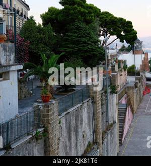 Salerno, der Stadtpark von Vietri sul Mare, dekoriert mit Keramik, für die das kleine Dorf an der Amalfiküste berühmt ist Stockfoto