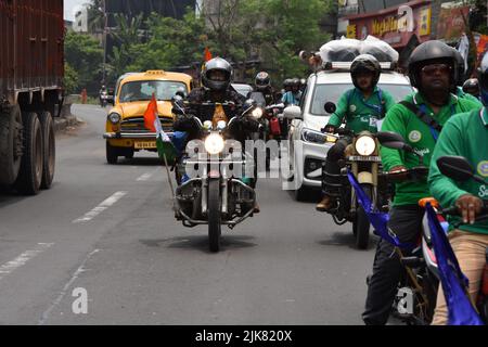 Biker, die auf dem Kona Expressway (NH 117) in Howrah bei der Veranstaltung „Sagar Theke Pahare“ laufen - einer Indo-Bangladesh Rad- und Autorallye und Bergsteigerexpedition von Gangasagar zum Mt. Yunam (20.000ft) in Lahaul und Spiti, Himachal Pradesh über Kalkata, Bandel, Dhanbad, Varanasi, Agra, Delhi, Bilaspur, Manali, Gispa und Bharatpur auf einer Straße von mehr als 2500 km, mit heiligem Wasser der Bucht von Bengalen und der Flagge Indiens, um auf dem Höhepunkt am 15.. August zu erreichen, 2022 Anlässlich des Unabhängigkeitstages von Indien 75. wird ein weiteres Team von Bangladesch aus Delhi mit dem heiligen Wasser von erwartet Stockfoto