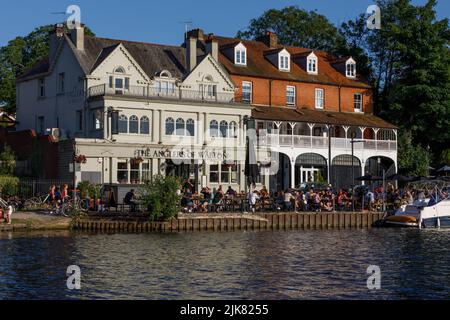 The Thames Riverside Pub die Angler von Walton sind an einem heißen, sonnigen Sommertag mit Kunden beschäftigt Stockfoto