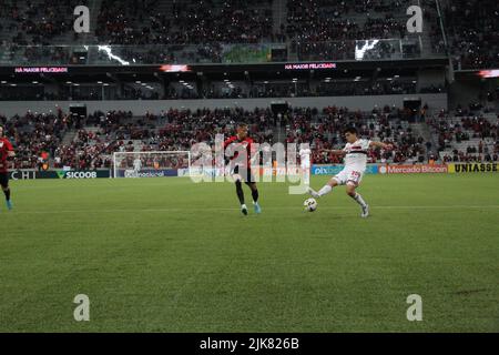 Curitiba, Parana, Brasilien. 31.. Juli 2022. Brasilianische Fußballmeisterschaft: Athletico Paranaense gegen Sao Paulo. 31. Juli 2022, Curitiba, Parana, Brasilien: Fußballspiel zwischen Athletico Paranaense und Sao Paulo, gültig für die Runde der brasilianischen Fußballmeisterschaft 20., die am Sonntag (31) im Stadion Arena da Baixada in Curitiba, Parana, stattfindet. Athletico Paranaense gewann das Spiel mit 1:0, mit einem Tor von Vitor Büo. Bild: Edson de Souza/TheNews2 (Bild: © Edson De Souza/TheNEWS2 via ZUMA Press Wire) Stockfoto