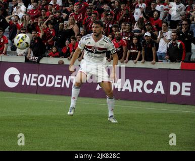 Curitiba, Parana, Brasilien. 31.. Juli 2022. Brasilianische Fußballmeisterschaft: Athletico Paranaense gegen Sao Paulo. 31. Juli 2022, Curitiba, Parana, Brasilien: Fußballspiel zwischen Athletico Paranaense und Sao Paulo, gültig für die Runde der brasilianischen Fußballmeisterschaft 20., die am Sonntag (31) im Stadion Arena da Baixada in Curitiba, Parana, stattfindet. Athletico Paranaense gewann das Spiel mit 1:0, mit einem Tor von Vitor Büo. Bild: Edson de Souza/TheNews2 (Bild: © Edson De Souza/TheNEWS2 via ZUMA Press Wire) Stockfoto