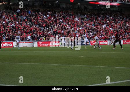 Curitiba, Parana, Brasilien. 31.. Juli 2022. Brasilianische Fußballmeisterschaft: Athletico Paranaense gegen Sao Paulo. 31. Juli 2022, Curitiba, Parana, Brasilien: Fußballspiel zwischen Athletico Paranaense und Sao Paulo, gültig für die Runde der brasilianischen Fußballmeisterschaft 20., die am Sonntag (31) im Stadion Arena da Baixada in Curitiba, Parana, stattfindet. Athletico Paranaense gewann das Spiel mit 1:0, mit einem Tor von Vitor Büo. Bild: Edson de Souza/TheNews2 (Bild: © Edson De Souza/TheNEWS2 via ZUMA Press Wire) Stockfoto