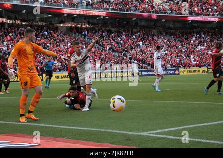 Curitiba, Parana, Brasilien. 31.. Juli 2022. Brasilianische Fußballmeisterschaft: Athletico Paranaense gegen Sao Paulo. 31. Juli 2022, Curitiba, Parana, Brasilien: Fußballspiel zwischen Athletico Paranaense und Sao Paulo, gültig für die Runde der brasilianischen Fußballmeisterschaft 20., die am Sonntag (31) im Stadion Arena da Baixada in Curitiba, Parana, stattfindet. Athletico Paranaense gewann das Spiel mit 1:0, mit einem Tor von Vitor Büo. Bild: Edson de Souza/TheNews2 (Bild: © Edson De Souza/TheNEWS2 via ZUMA Press Wire) Stockfoto