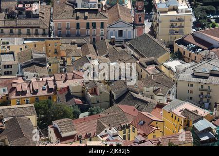 Panoramablick auf die schöne Stadt Salerno in Kampanien, Italien. Stockfoto