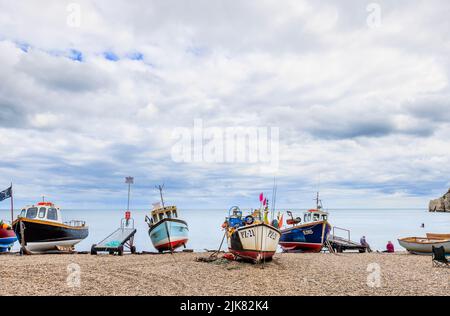 Fischerboote am Kiesstrand von Beer, einem malerischen kleinen Küstendorf an der Lyme Bay in der Jurassic Coast of East Devon, Südwestengland Stockfoto