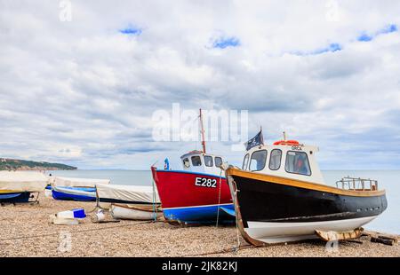 Fischerboote am Kiesstrand von Beer, einem malerischen kleinen Küstendorf an der Lyme Bay in der Jurassic Coast of East Devon, Südwestengland Stockfoto