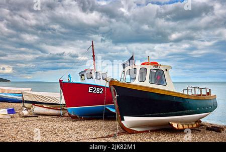 Fischerboote am Kiesstrand von Beer, einem malerischen kleinen Küstendorf an der Lyme Bay in der Jurassic Coast of East Devon, Südwestengland Stockfoto