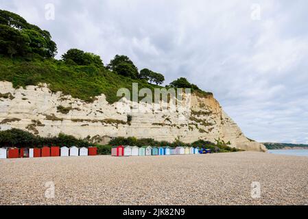 Strandhütten am Fuße der Kreidefelsen bei Beer, einem kleinen Küstendorf an der Lyme Bay in der Jurassic Coast of East Dorset, Südwestengland Stockfoto