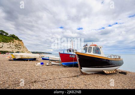 Fischerboote am Kiesstrand von Beer, einem malerischen kleinen Küstendorf an der Lyme Bay in der Jurassic Coast of East Devon, Südwestengland Stockfoto