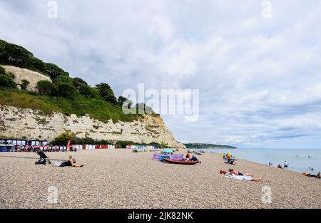 Steiniger Strand und Hütten am Fuße der Kreidefelsen bei Beer, einem kleinen Küstendorf an der Lyme Bay an der Jurassic Coast of East Dorset, Südwestengland Stockfoto