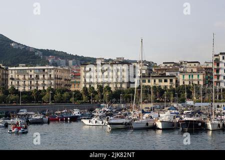 Motoryachten und Boote, die im touristischen Hafen von Salerno antäuen Stockfoto