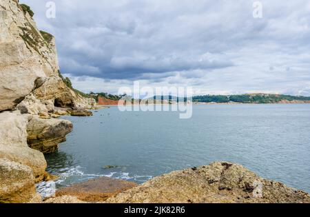 Von Beer, einem kleinen Küstendorf an der Lyme Bay in der Jurassic Coast of East Dorset, Südwesten Englands, blicken Klippen und Küstenlinien nach Westen in Richtung Seaton Stockfoto