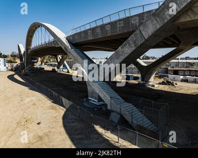 Los Angeles, USA. 29.. Juli 2022. Die neue 6. Street Bridge, die am 10. Juli 2022 eröffnet wurde und $588 Millionen Dollar für den Bau kostete, wird derzeit aufgrund von Missbrauch durch die Öffentlichkeit repariert. Illegale Aktivitäten durch Graffiti, Autoabschießschaufeln und Feuerwerk werden die Stadt LA über $700 Millionen Dollar kosten, um den jüngsten Schaden zu schützen und zu reparieren. Die Brücke wurde zeitweise von der Polizei geschlossen, um die rechtswidrigen Aktivitäten zu stoppen. 7/2022 Los Angeles, CA., USA. (Foto: Ted Soqui/SIPA USA) Quelle: SIPA USA/Alamy Live News Stockfoto