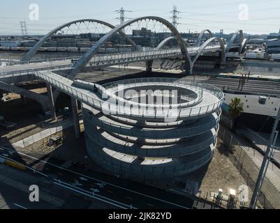 Los Angeles, USA. 29.. Juli 2022. Die neue 6. Street Bridge, die am 10. Juli 2022 eröffnet wurde und $588 Millionen Dollar für den Bau kostete, wird derzeit aufgrund von Missbrauch durch die Öffentlichkeit repariert. Illegale Aktivitäten durch Graffiti, Autoabschießschaufeln und Feuerwerk werden die Stadt LA über $700 Millionen Dollar kosten, um den jüngsten Schaden zu schützen und zu reparieren. Die Brücke wurde zeitweise von der Polizei geschlossen, um die rechtswidrigen Aktivitäten zu stoppen. 7/2022 Los Angeles, CA., USA. (Foto: Ted Soqui/SIPA USA) Quelle: SIPA USA/Alamy Live News Stockfoto