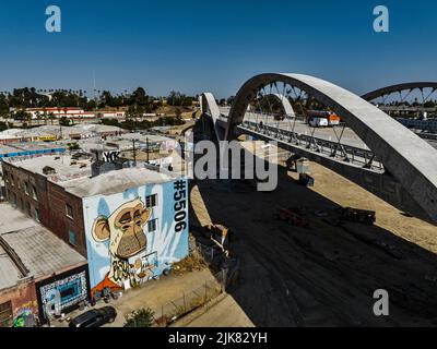 Los Angeles, USA. 29.. Juli 2022. Die neue 6. Street Bridge, die am 10. Juli 2022 eröffnet wurde und $588 Millionen Dollar für den Bau kostete, wird derzeit aufgrund von Missbrauch durch die Öffentlichkeit repariert. Illegale Aktivitäten durch Graffiti, Autoabschießschaufeln und Feuerwerk werden die Stadt LA über $700 Millionen Dollar kosten, um den jüngsten Schaden zu schützen und zu reparieren. Die Brücke wurde zeitweise von der Polizei geschlossen, um die rechtswidrigen Aktivitäten zu stoppen. 7/2022 Los Angeles, CA., USA. (Foto: Ted Soqui/SIPA USA) Quelle: SIPA USA/Alamy Live News Stockfoto