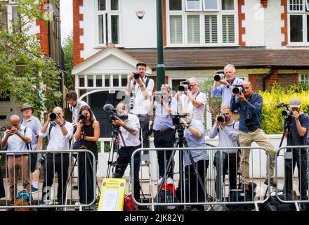 Pressefotografen und Kameraleute auf der Straße vor der St Mary's Church in Barnes, London SW13 bei der Beerdigung von Deborah James (BowelBabe) Stockfoto