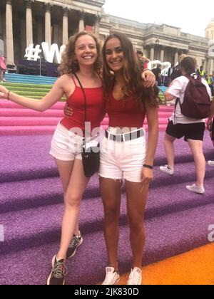 Robin McAlpine, 23, (links) und Charu Kayan, 23, (Rechts) auf dem Trafalgar Square, London, bei einer Vorführung des UEFA Women's Euro 2022 Finales im Wembley Stadium, London. Bilddatum: Sonntag, 31. Juli 2022. Stockfoto