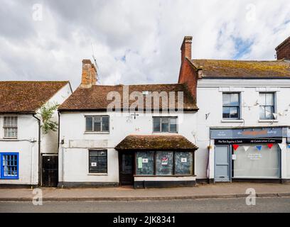 Ein heruntergekommener, leerer Laden in einem historischen Gebäude aus dem Jahr 1702 in der High Street, Fordingbridge, einem kleinen Dorf im New Forest, Hampshire Stockfoto