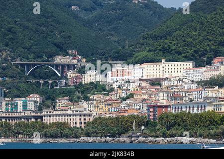 Panoramablick vom Meer auf die schöne Küste von Salerno, Kampanien, Italien Stockfoto