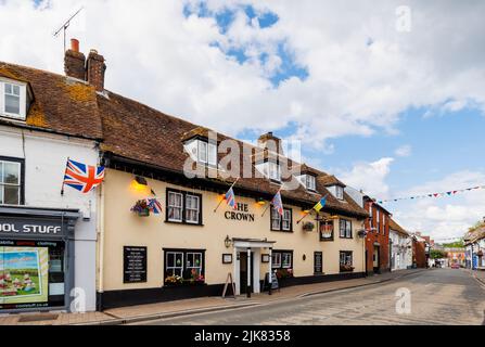 The Crown Inn in High Street, ein traditionelles Pub am Straßenrand im Stadtzentrum von Fordingbridge, einem kleinen Dorf im New Forest, Hampshire Stockfoto