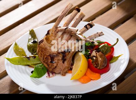 Geröstetes Hammelgestell mit Gemüse Stockfoto