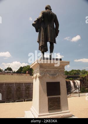 Rückseitenbild der Statue von Alexander Hamilton mit Blick auf die Great Falls von Pherson, New Jersey. Hamilton erkannte die Nützlichkeit der Fälle. Stockfoto