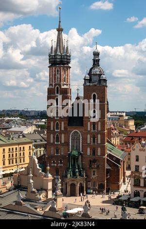 Krakau, Polen, Juli 15. 2022 - Marienbasilika und der Marktplatz in der Altstadt, der Blick vom Rathausturm. Stockfoto