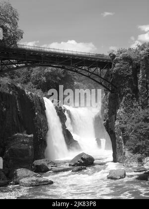 Schwarz-Weiß-Bild der Great Falls in Pherson, New Jersey, entlang des Passaic River. Jetzt Teil eines historischen Nationalparks. Stockfoto