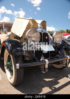 Oldtimer auf einer lokalen New Jersey Show. Unter ihnen ist ein perfekt restaurierter guter Humor Eiswagen. Stockfoto