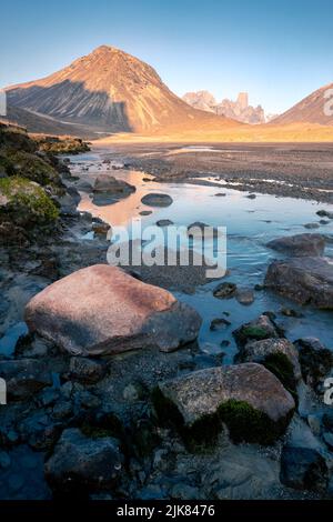 Owl River Bett in der Nähe von Mt. Asgard im abgelegenen arktischen Tal, Akshayuk Pass, Nunavut. Schöne arktische Landschaft am frühen, sonnigen Morgen. Kultig Stockfoto