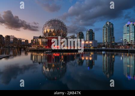 Die Science World Dome bei Nacht mit Reflexionen in False Creek in Vancouver, British Columbia, Kanada. Stockfoto