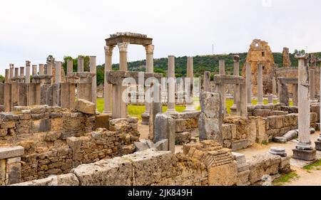 Perge war eine antike anatolische Stadt, die sich heute in der Nähe von Antalya in der Türkei befindet Stockfoto