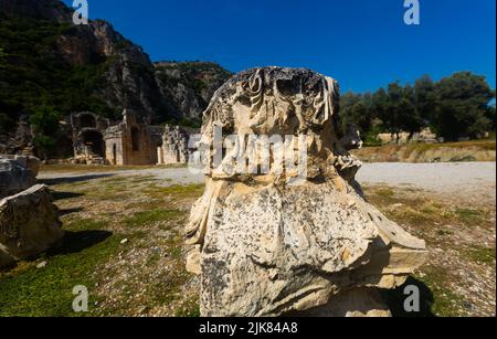 Fragmente antiker Skulpturen auf der archäologischen Stätte von Myra, Türkei Stockfoto