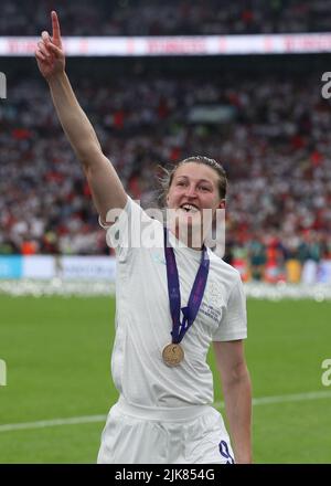 London, Großbritannien. 31.. Juli 2022. 31.. Juli 2022; Wembley Stadium, London, England: Finale der Frauen im European International, England gegen Deutschland: Ellen White aus England feiert mit einer Siegermedaille Credit: Action Plus Sports Images/Alamy Live News Stockfoto