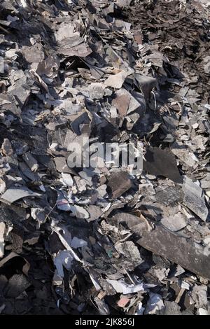Stapel von ausrangierten Asphaltdachschindeln in der Recyclinganlage. Stockfoto