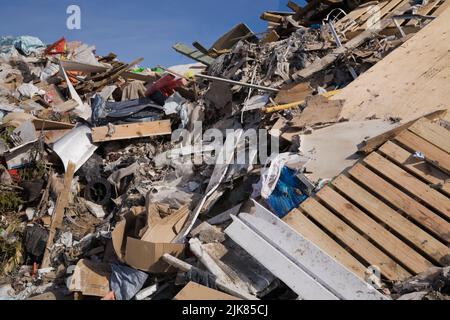 Haufen von entsorgten Industrieschutt in der Recyclinganlage. Stockfoto