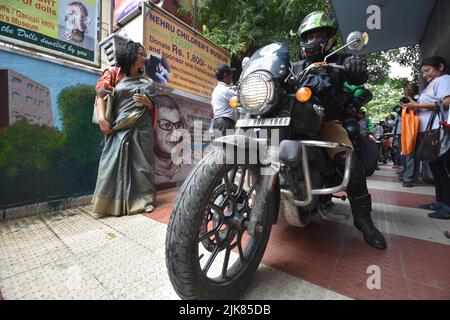 31. Juli 2022, Kalkutta, Westbengalen, Indien: 'Sagar Theke Pahare' - eine Indo-Bangladesh Rad- und Autorallye und Bergsteigerexpedition von Gangasagar zum Mt. Yunam (20.000ft) in Lahaul und Spiti, Himachal Pradesh über Kalkata, Bandel, Dhanbad, Varanasi, Agra, Delhi, Bilaspur, Manali, Gispa und Bharatpur auf einer Straße von mehr als 2500 km, mit heiligem Wasser der Bucht von Bengalen und der Flagge Indiens, um auf dem Höhepunkt am 15.. August zu erreichen, 2022 Anlässlich des Unabhängigkeitstages von Indien 75. wird ein weiteres Team von Bangladesch aus Delhi mit dem heiligen Wasser der Bucht von Bengalen aus Chitta erwartet Stockfoto