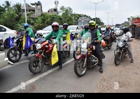 31. Juli 2022, Kalkutta, Westbengalen, Indien: Radfahrer laufen auf dem Kona Expressway (NH 117) in Howrah bei der Veranstaltung von „Sagar Theke Pahare“ - einer Indo-Bangladesh Rad- und Autorallye und Bergsteigerexpedition von Gangasagar zum Mt. Yunam (20.000ft) in Lahaul und Spiti, Himachal Pradesh über Kalkata, Bandel, Dhanbad, Varanasi, Agra, Delhi, Bilaspur, Manali, Gispa und Bharatpur auf einer Straße von mehr als 2500 75. km, mit heiligem Wasser der Bucht von Bengalen und der Flagge Indiens, um am 15.. August 2022 anlässlich des Unabhängigkeitstages von Indien auf dem Höhepunkt zu erreichen.ein weiteres Team von Bangladesch wird erwartet Stockfoto