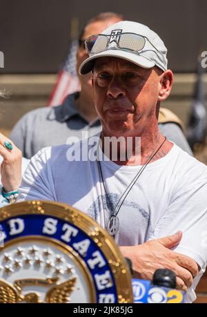 Der Veteranenanwalt John Feal und Senator Chuck Schumer und Senatorin Kirsten Gillibrand hielten am 31. Juli 2022 eine Pressekonferenz im Department of Veterans Affiairs Medical Center in New York City, NY, ab, um bekannt zu geben, dass trotz der Bemühungen der GOP des Senats, die Verabschiedung des PACT-Gesetzes in der vergangenen Woche zu verhindern, Diese Woche wird es eine neue Abstimmung geben. Beide Senatoren stehen mit Veteranen von NY und Long Island zusammen und fordern die Republikaner auf, für das Versprechen, umfassende Toxika (PACT) zu behandeln und die Gesundheitsberechtigung auf Veteranen auszuweiten, mit Ja zu stimmen. (Foto von Steve Sanchez/Sipa USA). Stockfoto