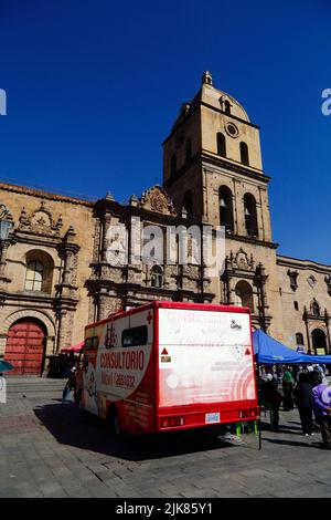 La Paz, Bolivien. 31.. Juli 2022. Eine mobile Klinik, die kostenlose Gesundheits- und Zahnarztuntersuchungen/Konsultationen anbietet, die von den Stadtbehörden von La Paz an der Plaza San Francisco im Stadtzentrum organisiert werden. Dahinter steht die San Francisco Kirche, die wichtigste und eindrucksvollste Kolonialkirche der Stadt. Stockfoto