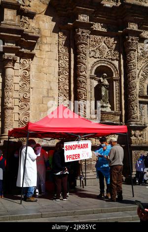 La Paz, Bolivien. 31.. Juli 2022. Ein temporäres Impfzentrum, das 3. und 4. Dosen der Sinopharm- und Pfizer-Impfstoffe für covid-19 vor der Kirche von San Francisco im Stadtzentrum anbietet. Bolivien hat in den letzten Wochen, der Welle des Jahres 5., eine erhöhte Zahl von Covid-Fällen erlebt. Stockfoto