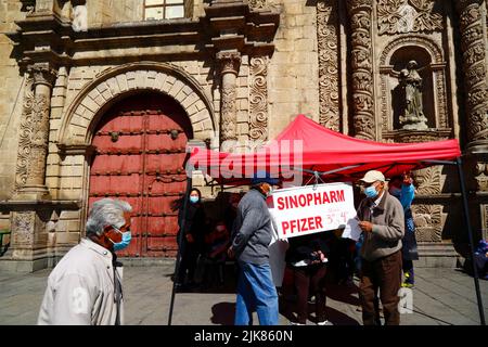 La Paz, Bolivien. 31.. Juli 2022. Ein temporäres Impfzentrum, das 3. und 4. Dosen der Sinopharm- und Pfizer-Impfstoffe für covid-19 vor der Kirche von San Francisco im Stadtzentrum anbietet. Bolivien hat in den letzten Wochen, der Welle des Jahres 5., eine erhöhte Zahl von Covid-Fällen erlebt. Stockfoto