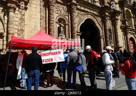 La Paz, Bolivien. 31.. Juli 2022. Ein temporäres Impfzentrum, das 3. und 4. Dosen der Sinopharm- und Pfizer-Impfstoffe für covid-19 vor der Kirche von San Francisco im Stadtzentrum anbietet. Bolivien hat in den letzten Wochen, der Welle des Jahres 5., eine erhöhte Zahl von Covid-Fällen erlebt. Stockfoto