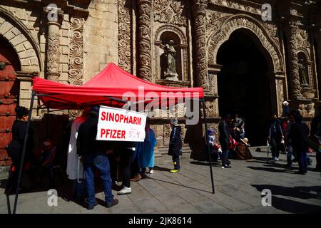 La Paz, Bolivien. 31.. Juli 2022. Ein temporäres Impfzentrum, das 3. und 4. Dosen der Sinopharm- und Pfizer-Impfstoffe für covid-19 vor der Kirche von San Francisco im Stadtzentrum anbietet. Bolivien hat in den letzten Wochen, der Welle des Jahres 5., eine erhöhte Zahl von Covid-Fällen erlebt. Stockfoto