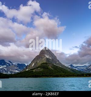 Single Mountain Peak über einem See im Glacier Montana Stockfoto