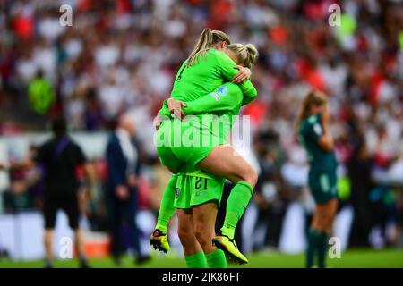 London, Großbritannien. 31.. Juli 2021. London, England, Juli 31. 2022: Torhüterin Ellie Roebuck (21 England) Torhüterin Mary Earps (1 England) Rührung vor Emotionen, nachdem sie die Euro 22 während des UEFA Womens Euro 2022 Final Football matches zwischen England und Deutschland im Wembley Stadium, England, gewannen hatte. (Kevin Hodgson/SPP) Quelle: SPP Sport Press Photo. /Alamy Live News Stockfoto