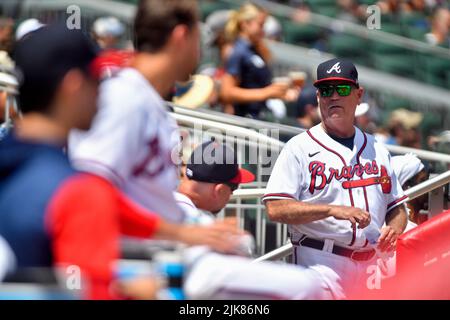 Atlanta, GA, USA. 31.. Juli 2022. Brian Snitker, Manager von Atlanta Braves, schaut sich während des sechsten Innings eines MLB-Spiels gegen die Arizona Diamondbacks im Truist Park in Atlanta, GA, um den Dugout. Austin McAfee/CSM/Alamy Live News Stockfoto